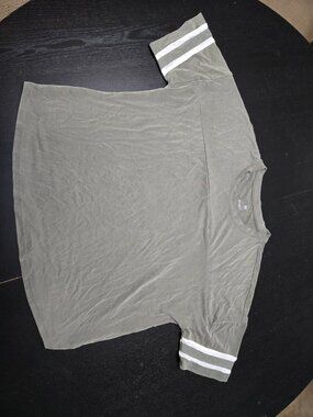 SO Sporty Juniors Olive Green Crewneck Tee White Striped Cuffs Large